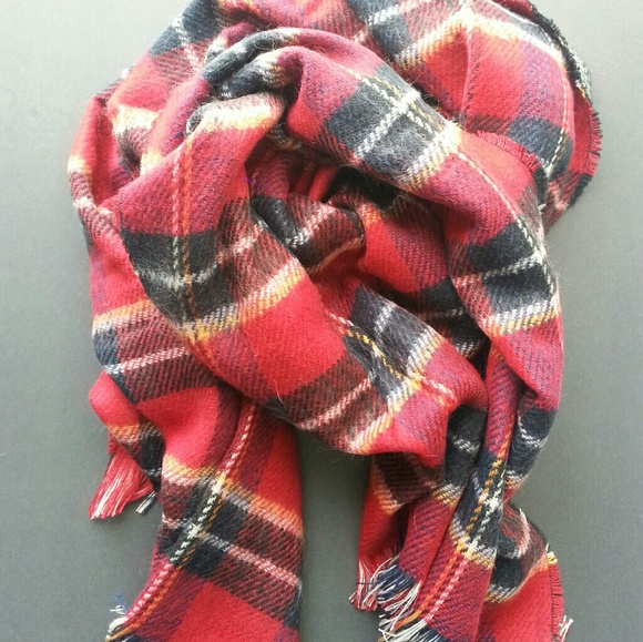 Accessories - 🎁 NWOT, Perfect Gift!! Reversible red scarf 🎁